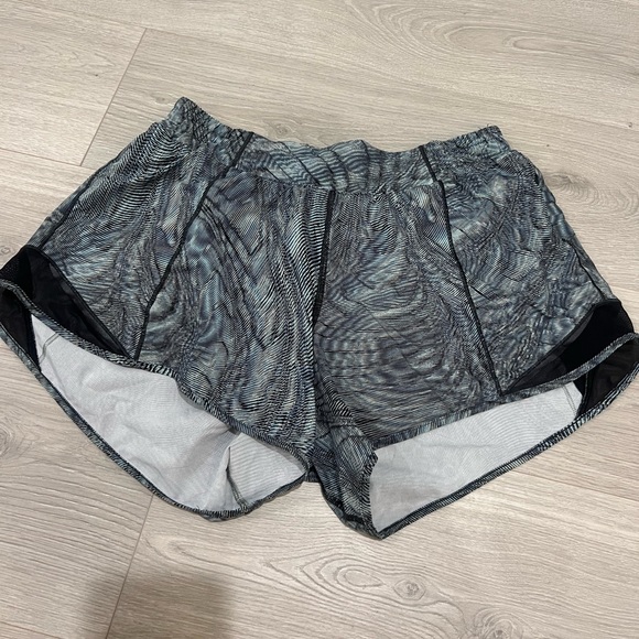 Lululemon Hotty Hot Low-Rise Lined Short - Picture 3 of 4